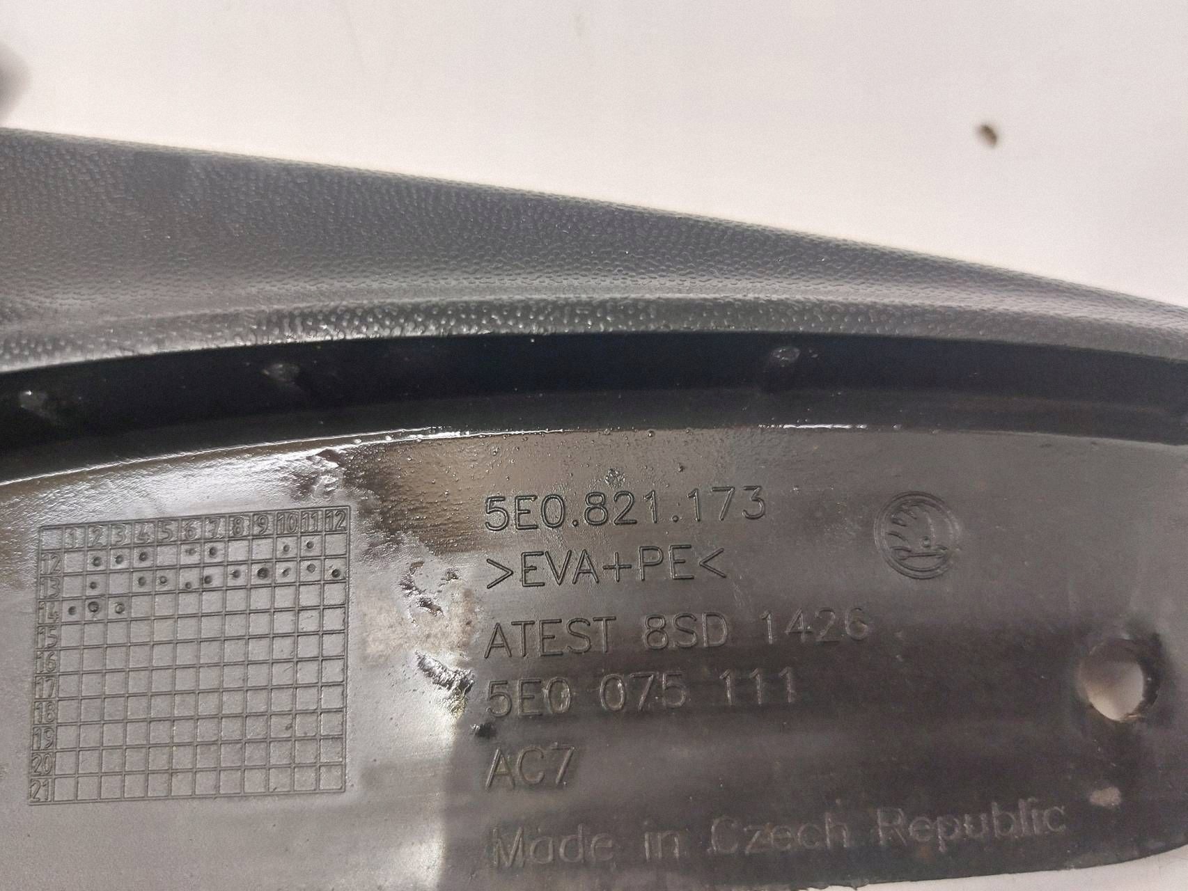 Skoda Octavia Mk3 (5E) 2013 Front Mud Flaps OEM 5E0075111 image 6