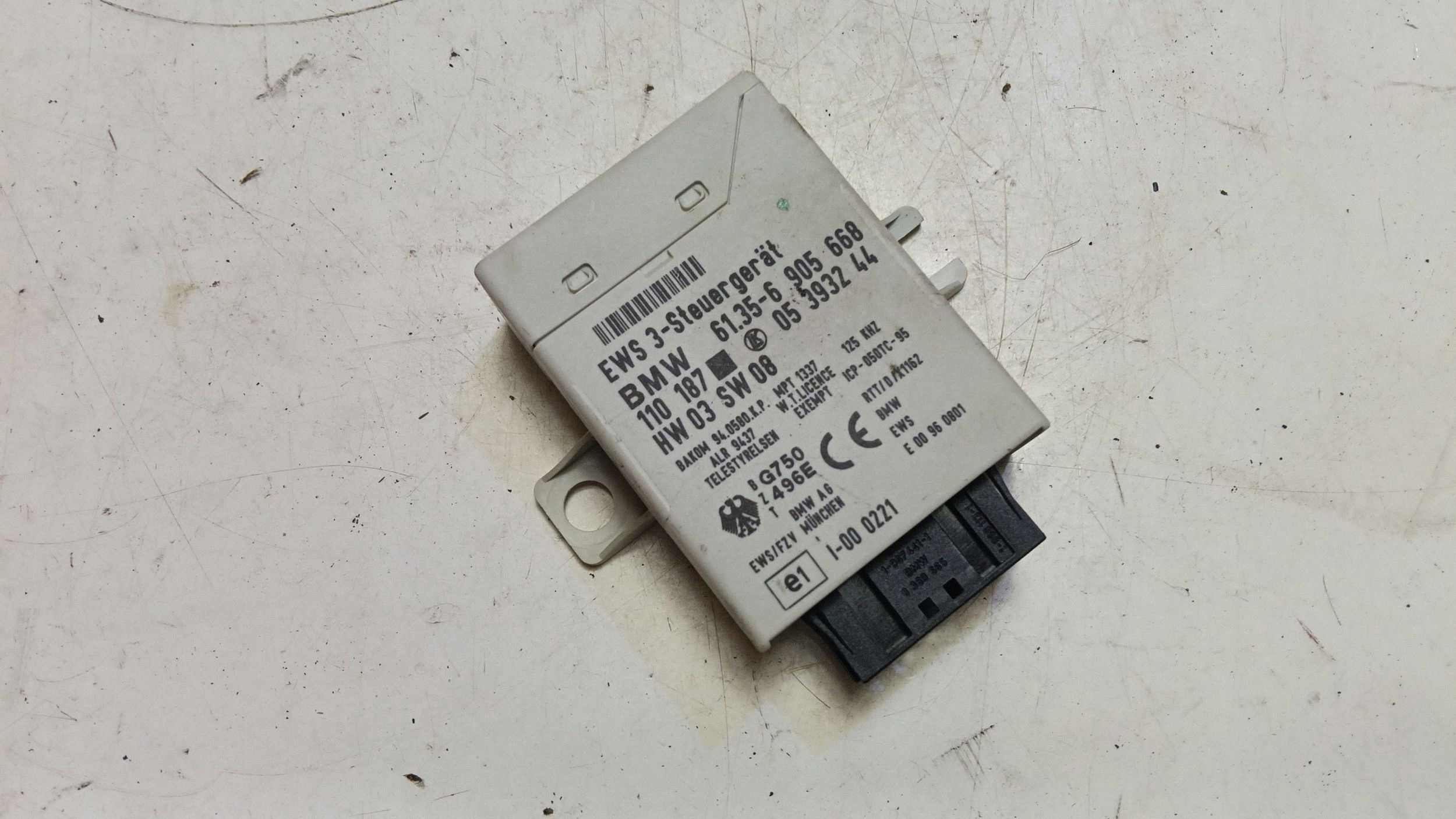 BMW 5 Touring E39 Immobilizer Module 61356905668 image 2