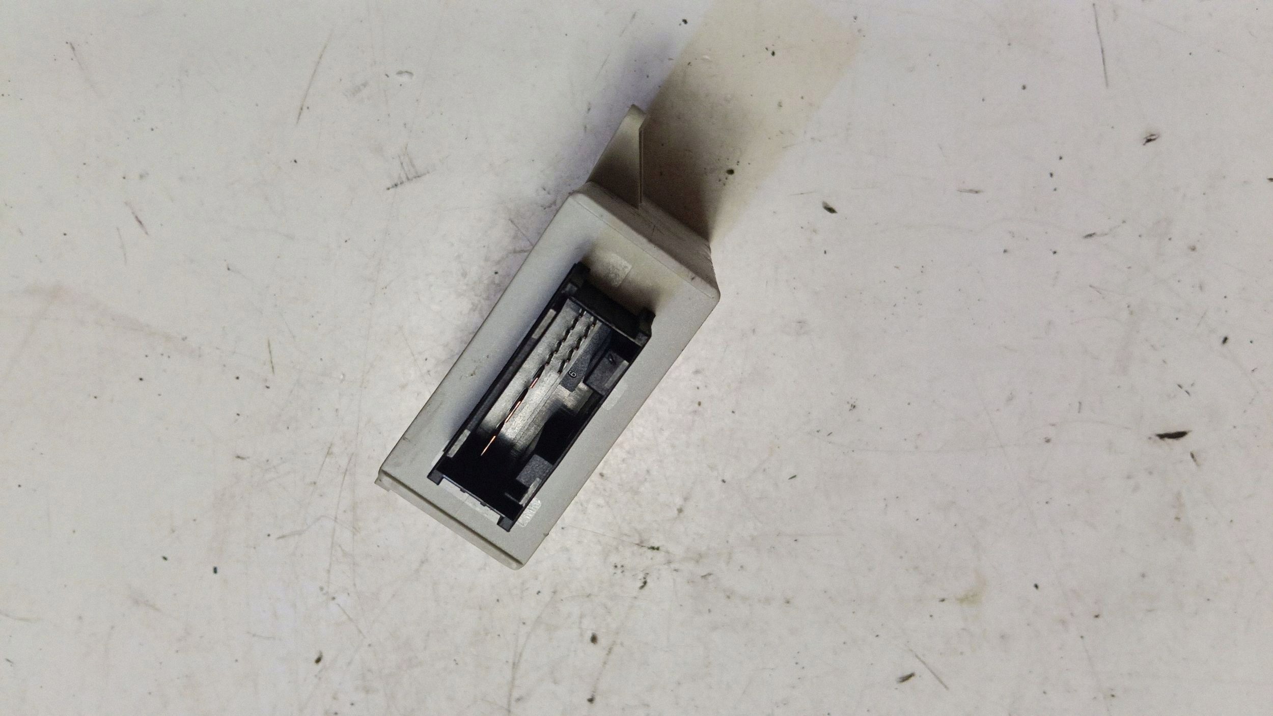 BMW 5 Touring E39 Immobilizer Module 61356905668 image 4