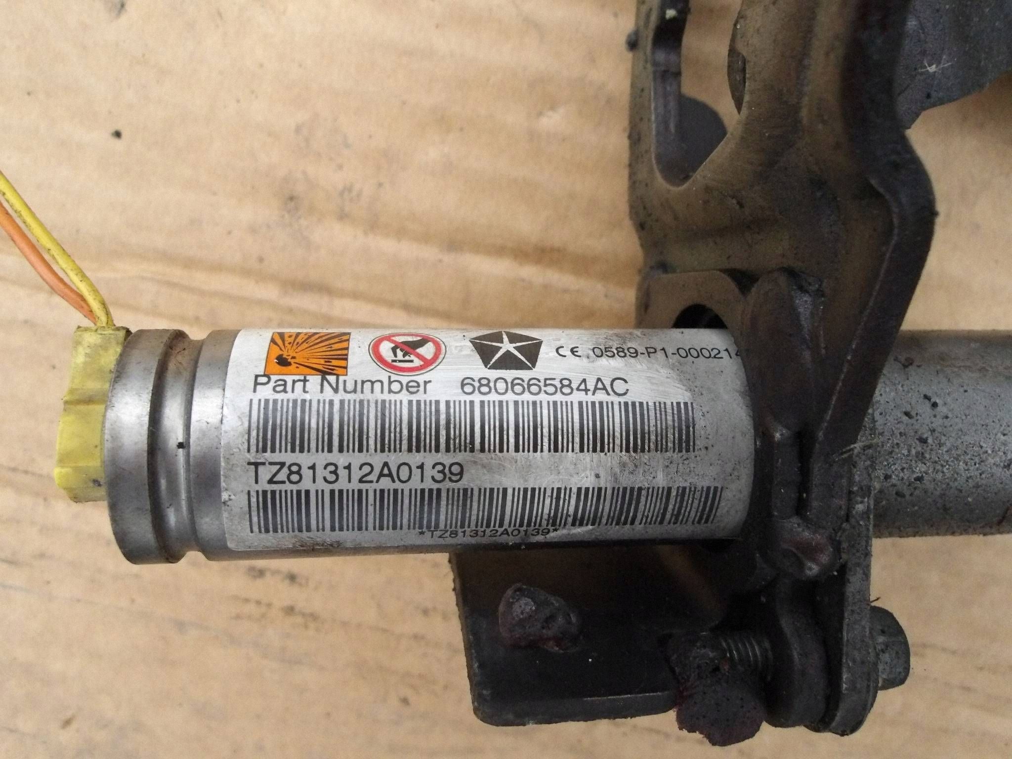 Aktive Motorhaubenscharniere Fiat Freemont I OEM 68066584AC image 7