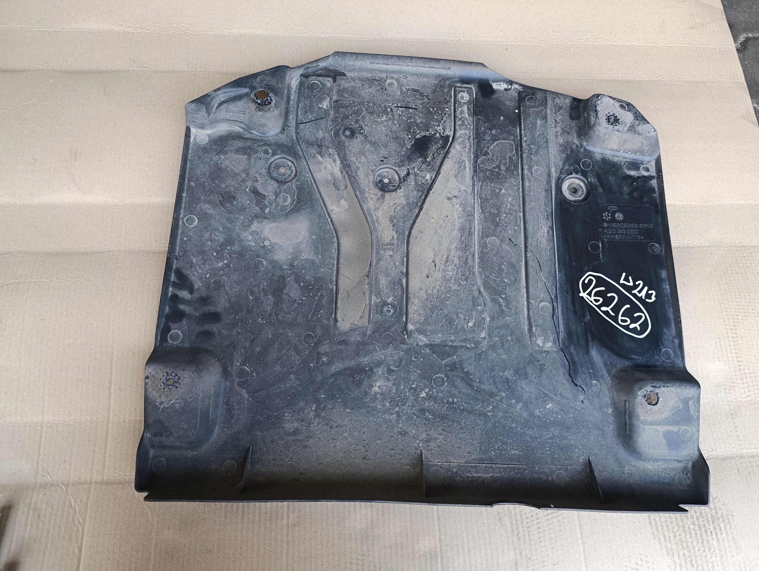 MERCEDES W213 Pohjapanssari A2136933300