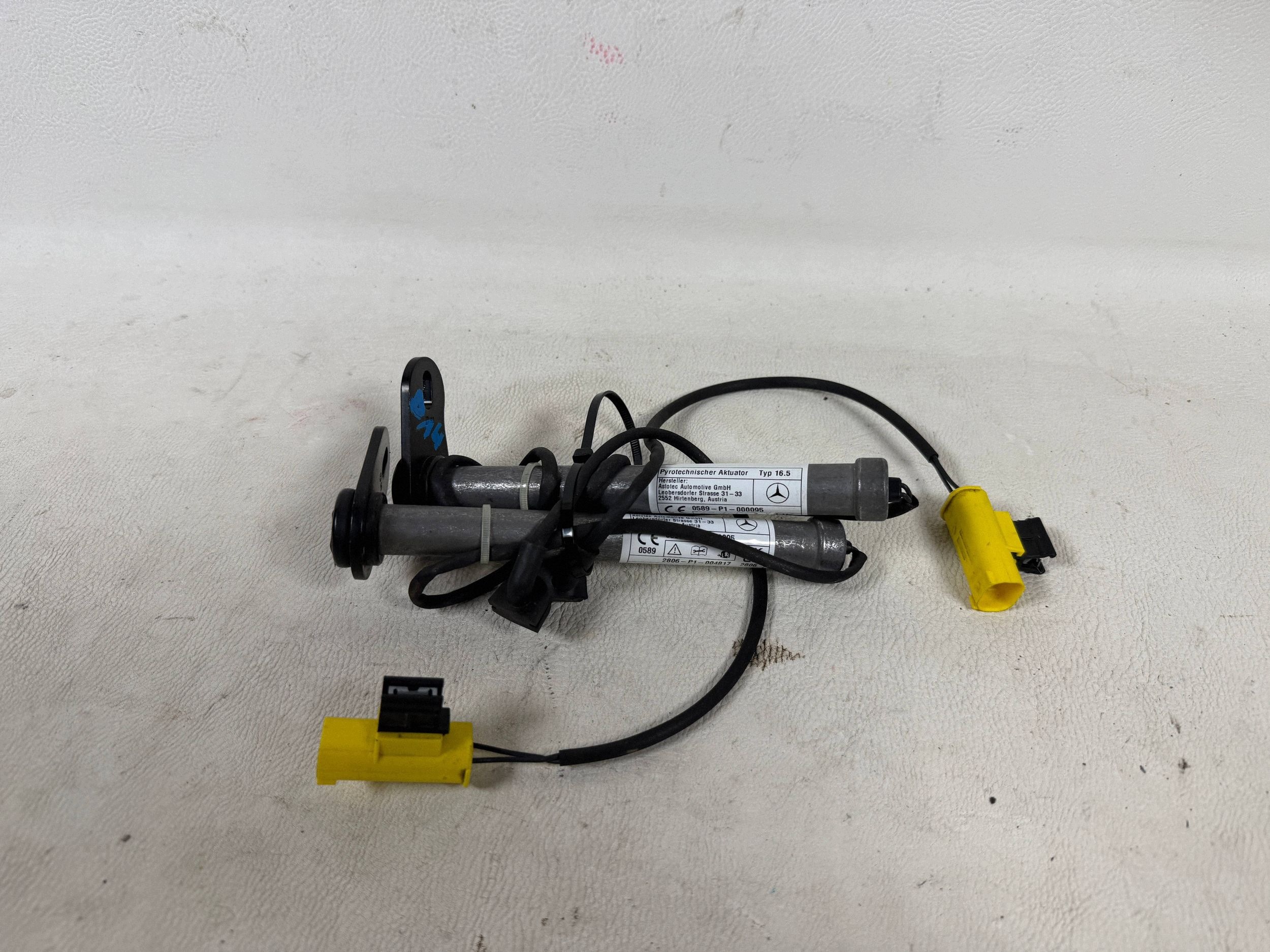 Mercedes 2069066800 Actuateur Capot image 2
