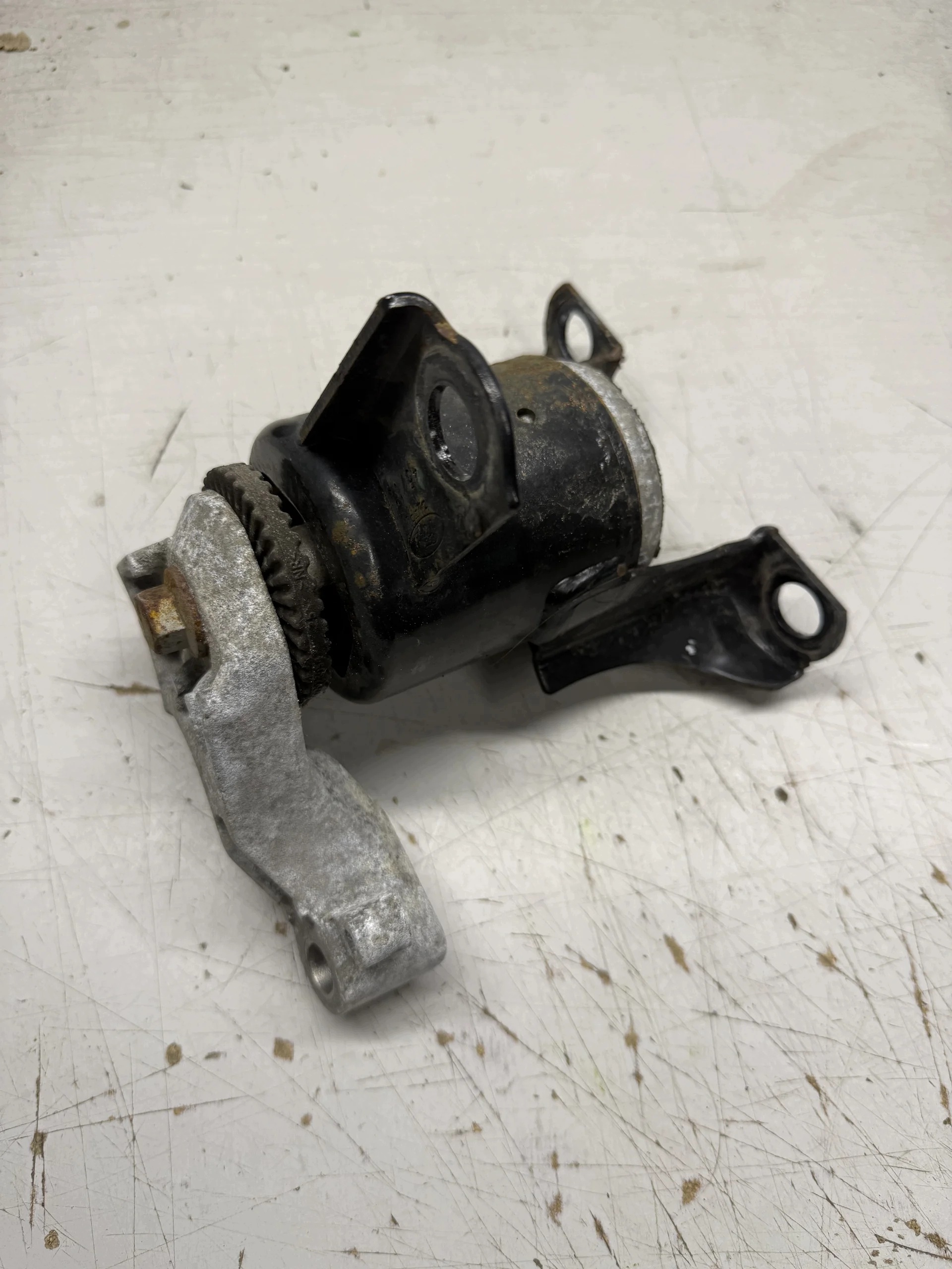 Ford Fiesta MK7 1.4 moottorin jalka 8v51-6f012-ah