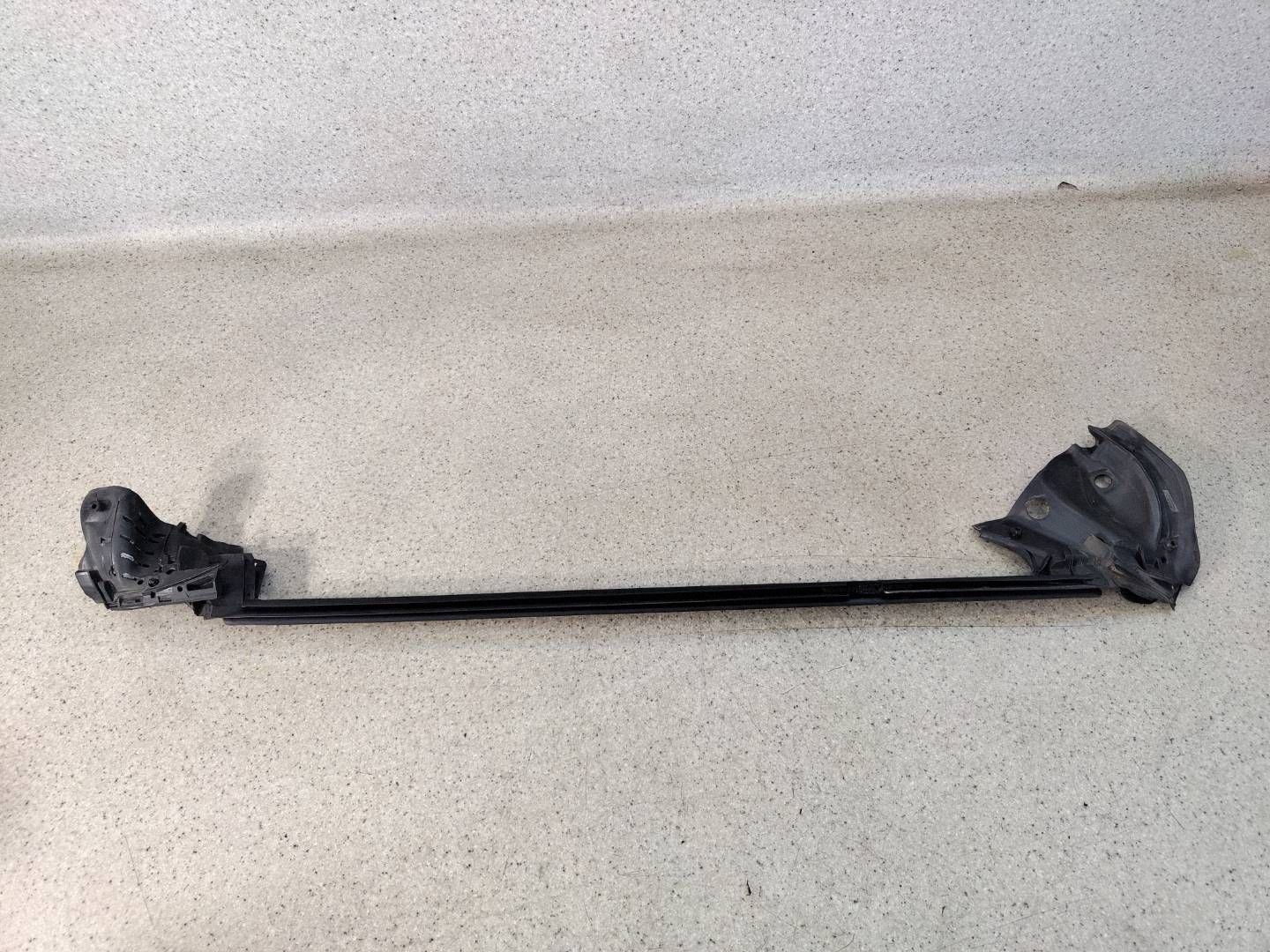 Taka oikea ikkunatiiviste Mercedes CLS W218