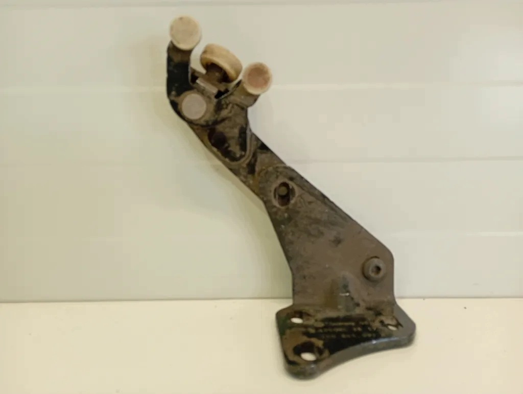 Onderste bevestiging schuifdeur VW Caddy IV 2K0843397 image 3