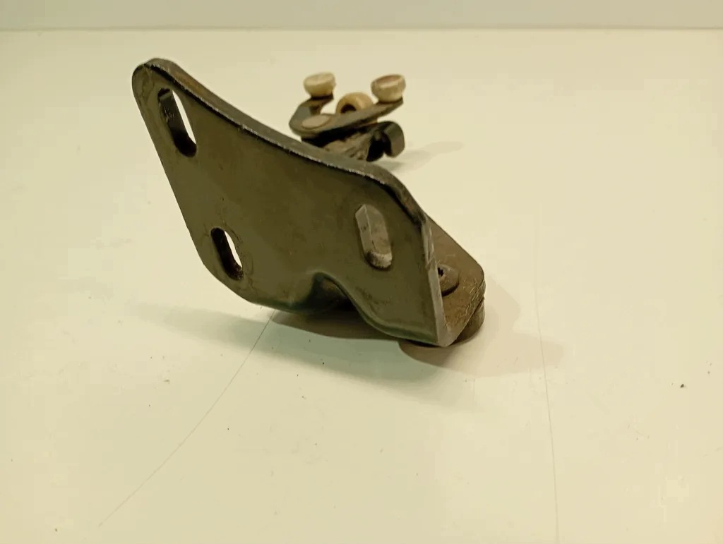 Onderste bevestiging schuifdeur VW Caddy IV 2K0843397 image 4