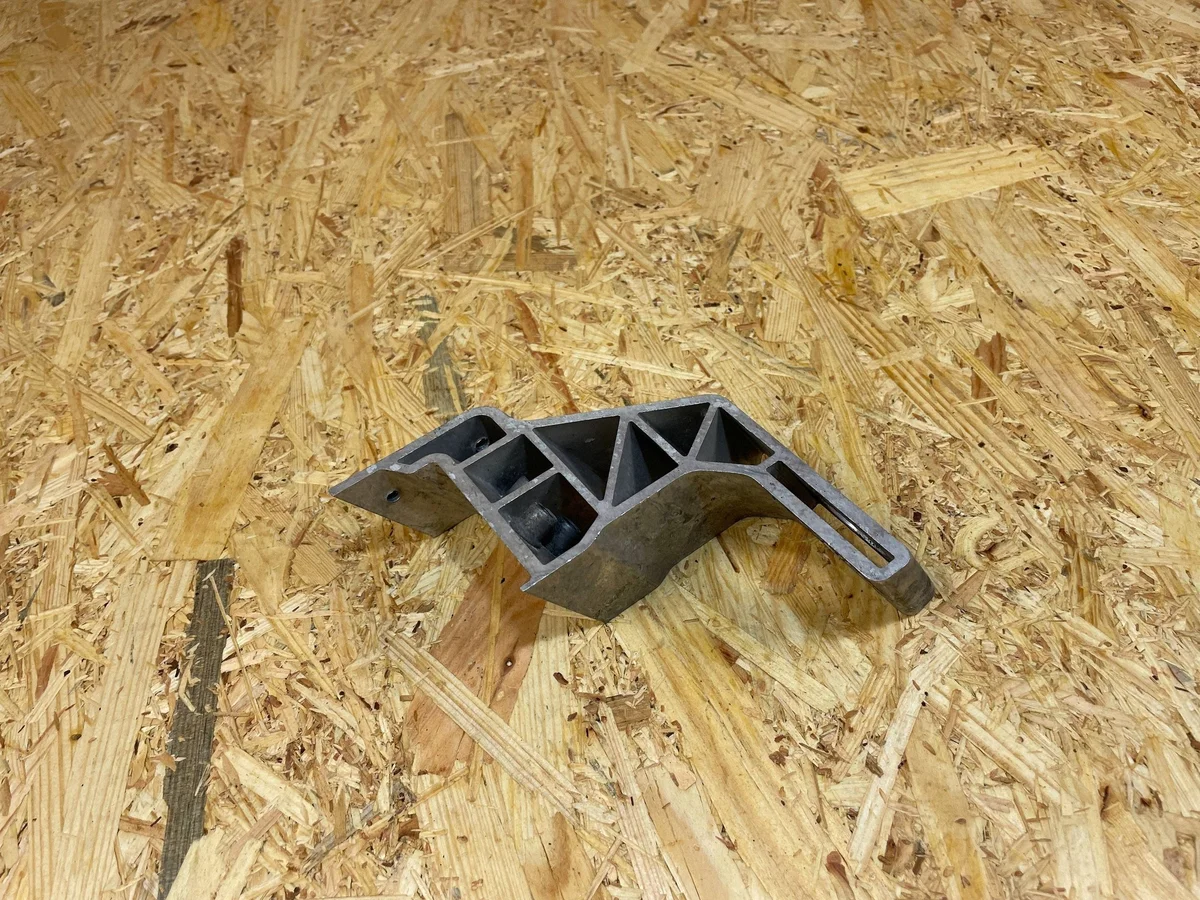 Mercedes W205 radiator bracket A2055014220 image 6