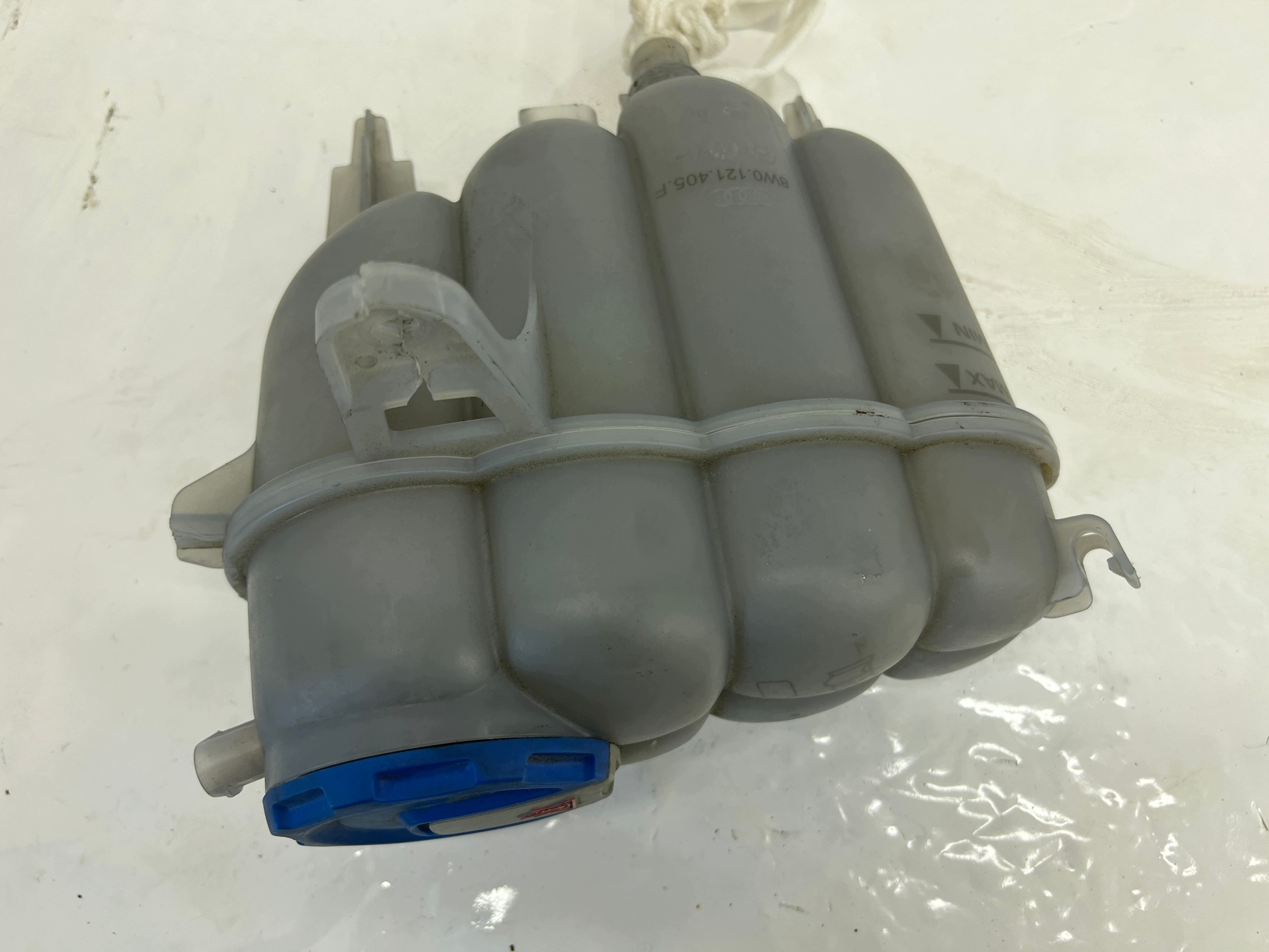 Audi A4 B9 A5 2.0 TFSI Ausgleichsbehälter 8W0121405F image 2