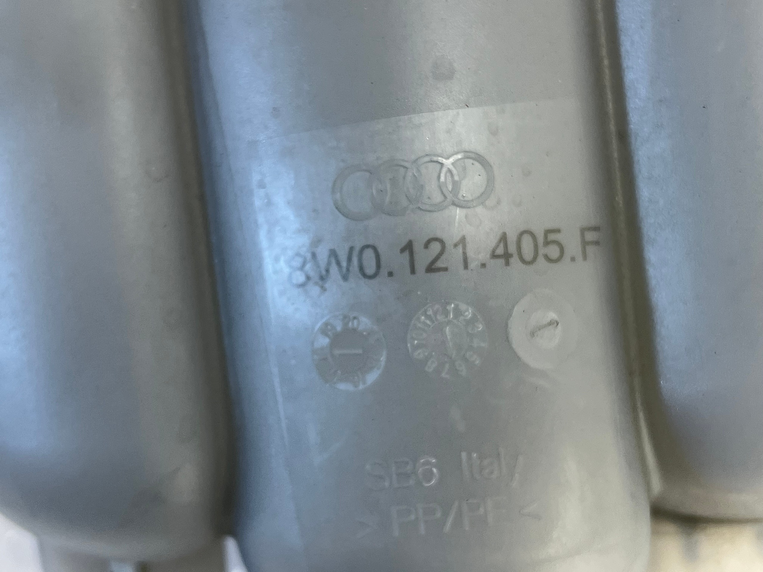 Audi A4 B9 A5 2.0 TFSI paisuntasäiliö 8W0121405F