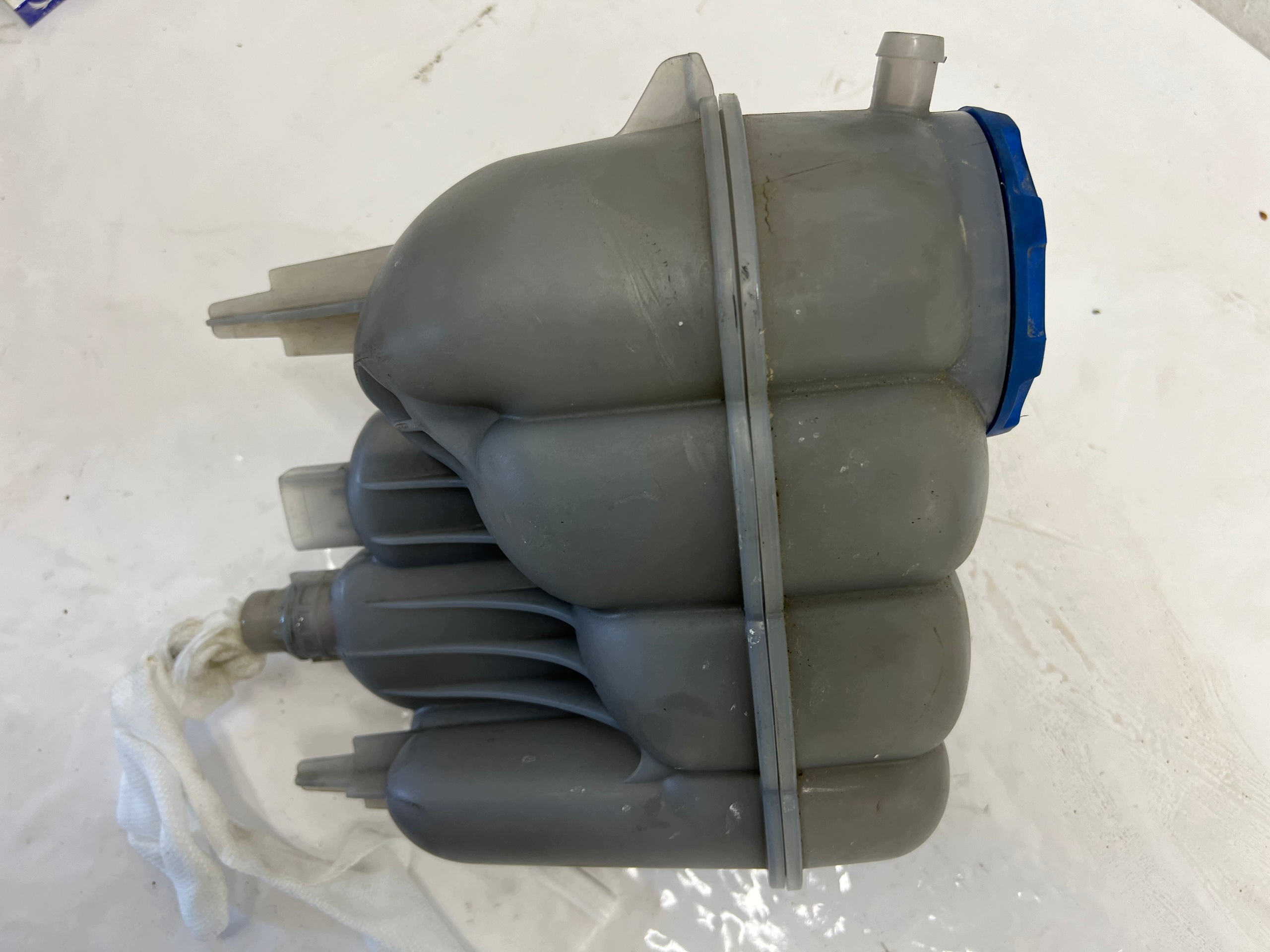 Audi A4 B9 A5 2.0 TFSI Ausgleichsbehälter 8W0121405F image 3