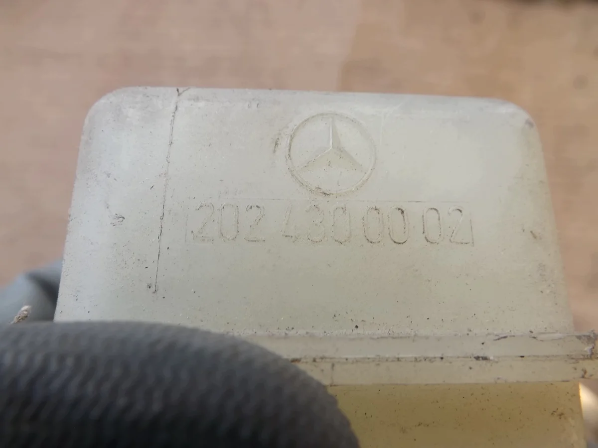 Bremsflüssigkeitsbehälter Mercedes E W210 W202 image 8