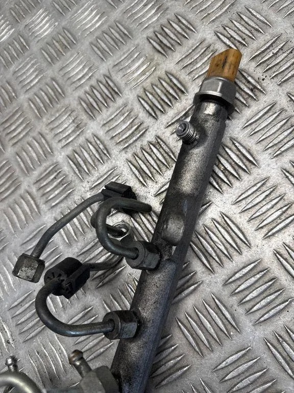 Régulateur de pression de carburant VW Caddy III 03L125A image 3