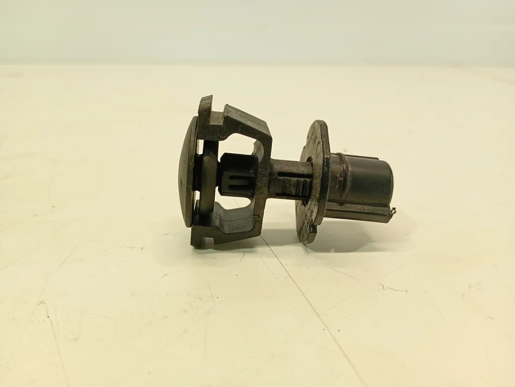 Yläjäähdyttimen kiinnike Mercedes A0009912195