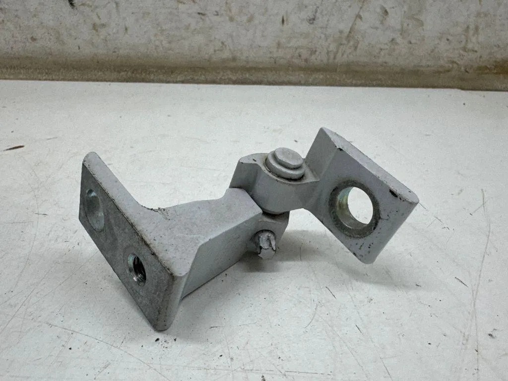 Höger gångjärn motorhuv VW 8X0831404F 152kW 2023