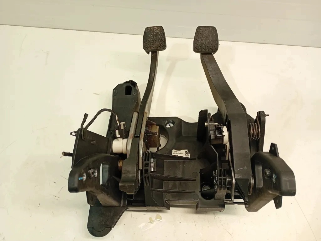 Gaspedalhalterung OPEL ASTRA J 39023896 image 4