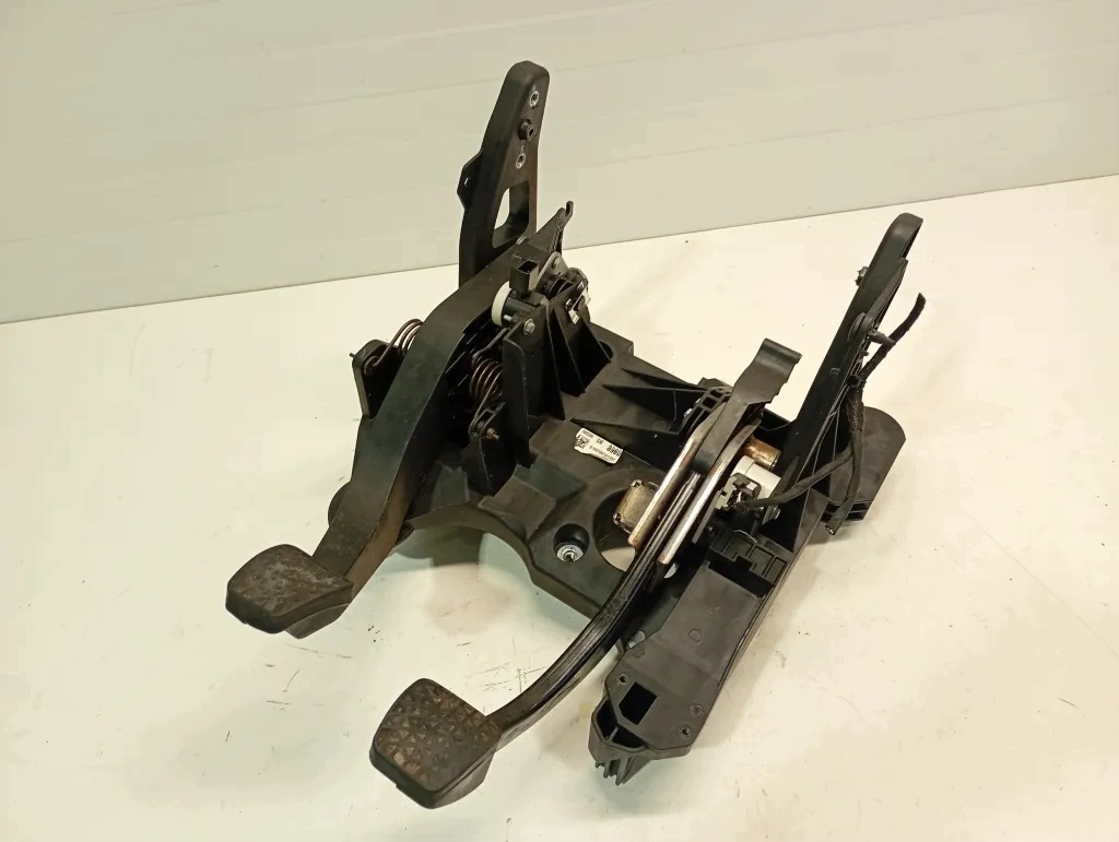 Gaspedalhalterung OPEL ASTRA J 39023896 image 5