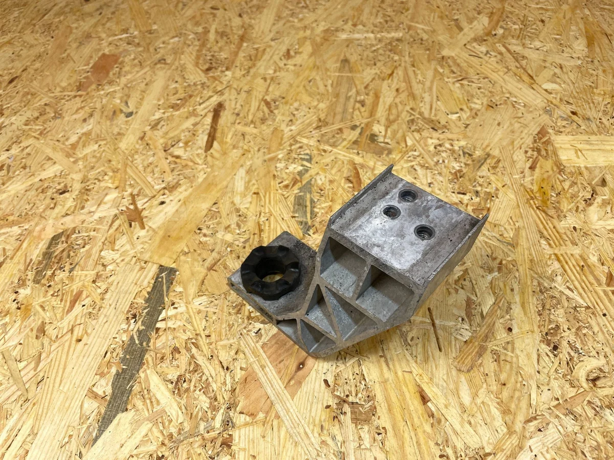 Jäähdyttimen kiinnike Mercedes W205 A2055014120