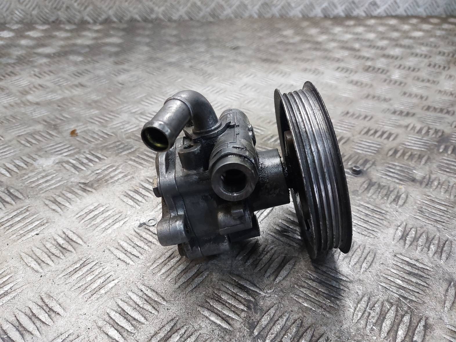 Ohjaustehostimen pumppu VW Passat B5 1.9 TDI 8D0145177Q image 2