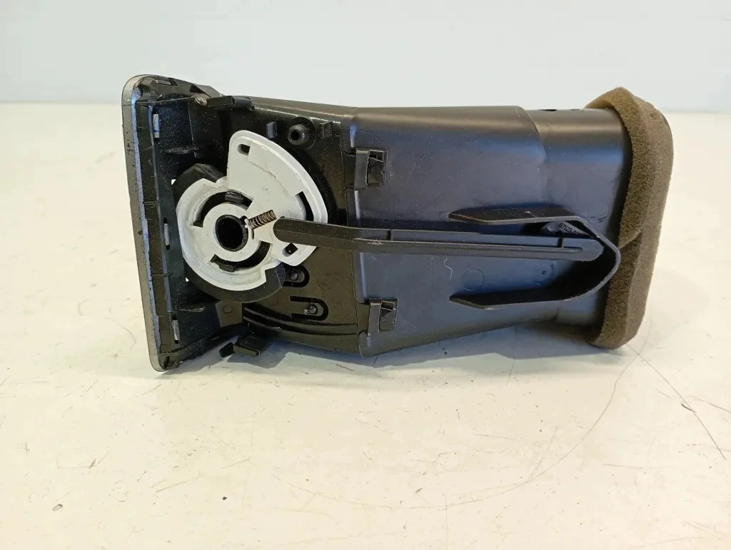 Opel Astra J Dashboard Vent 13420495 image 4