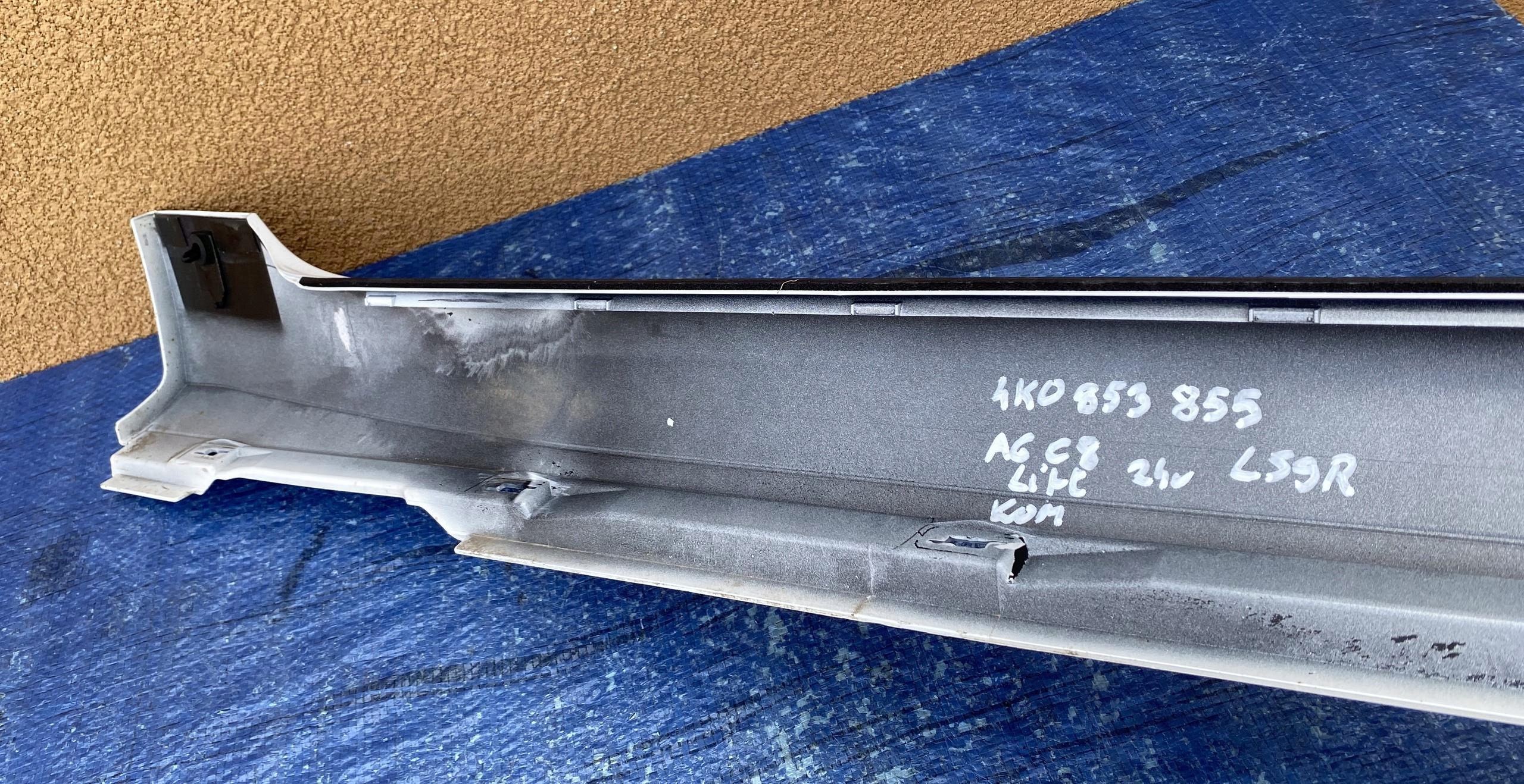 Audi A6 C8 4K vasen kynnyslista alkuperäinen OEM 4K0853855