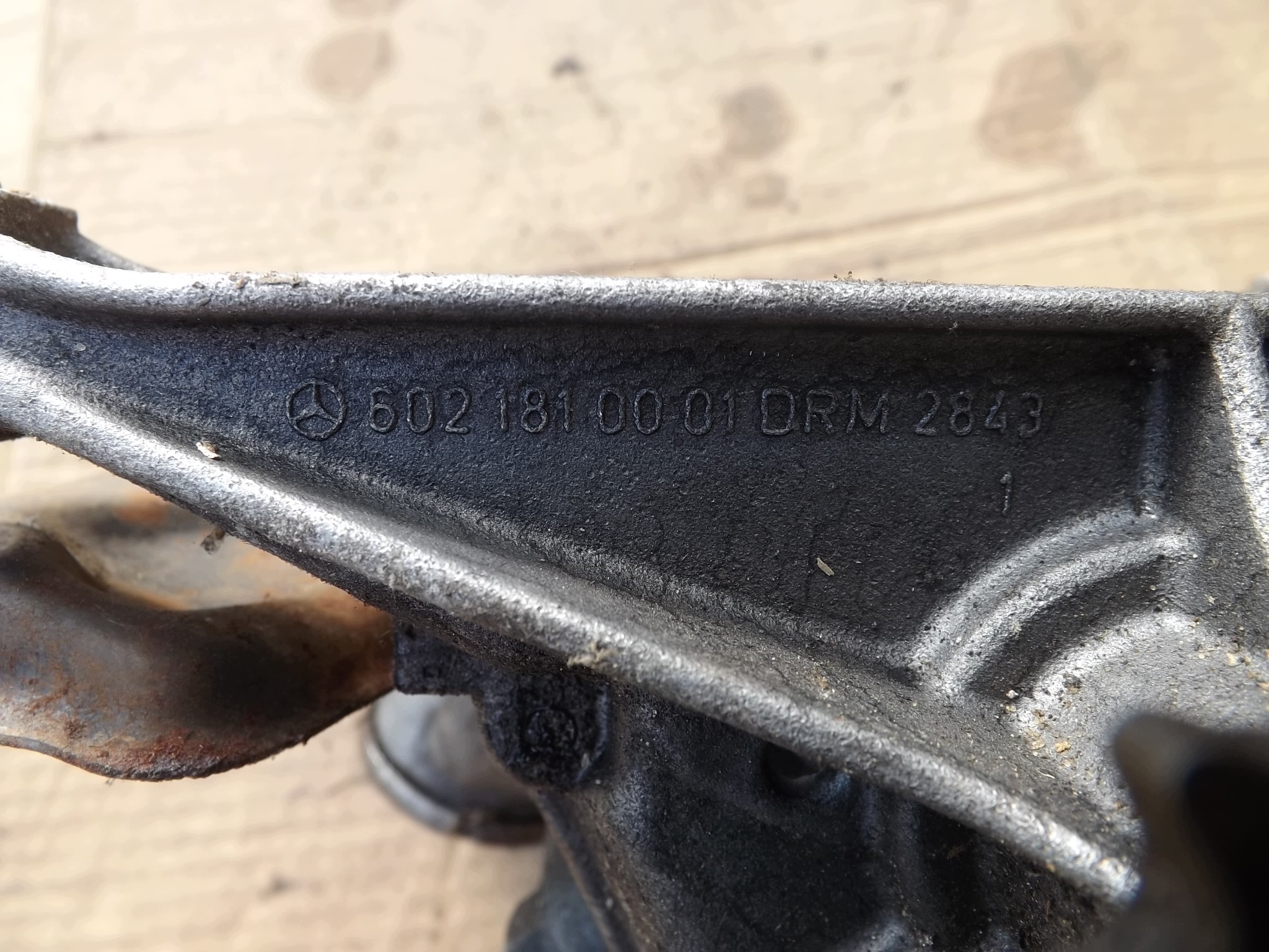 Mercedes E-Class W210 Oil Pump 6021810001 image 5