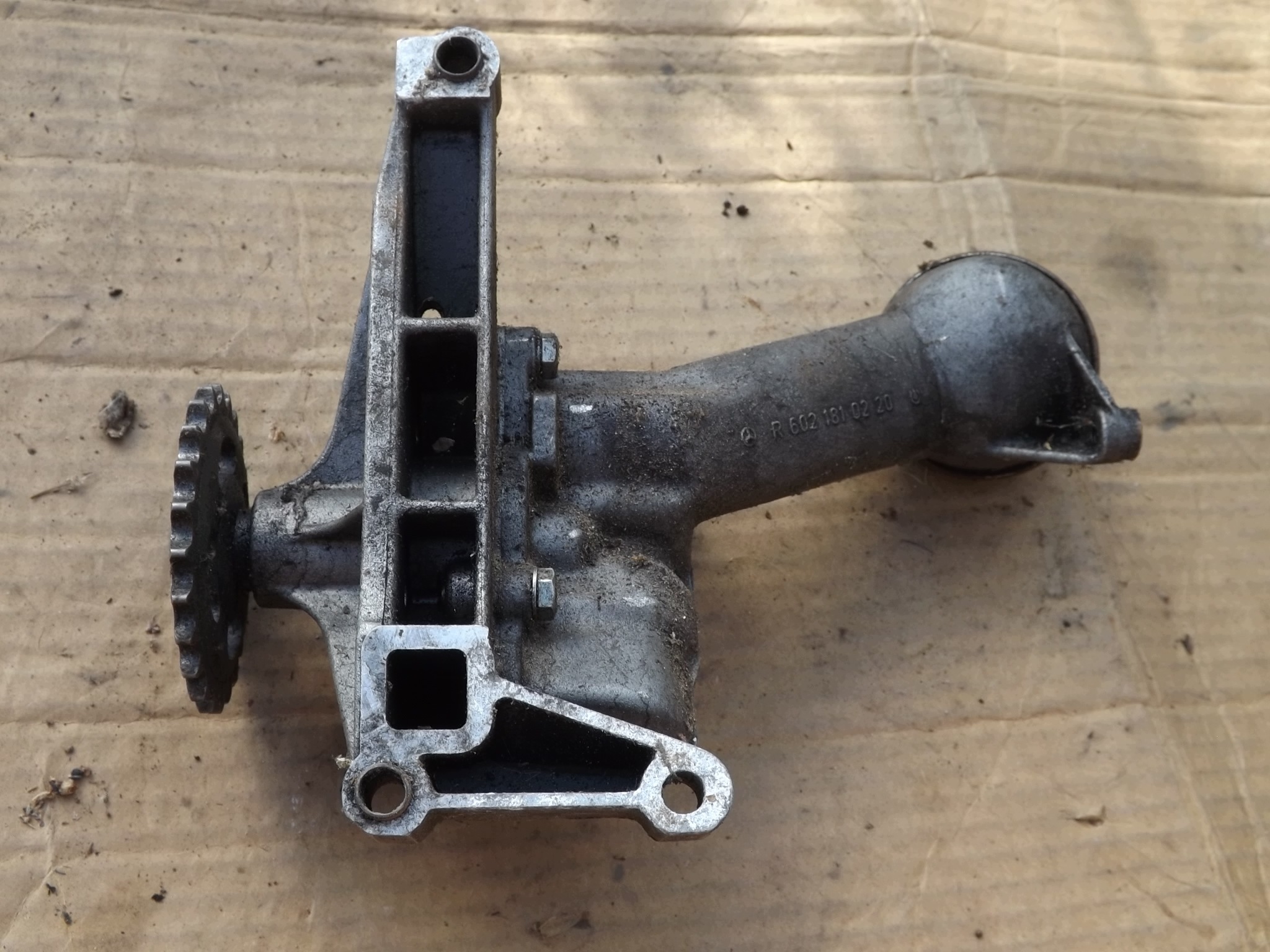 Mercedes E-Class W210 Oil Pump 6021810001 image 6