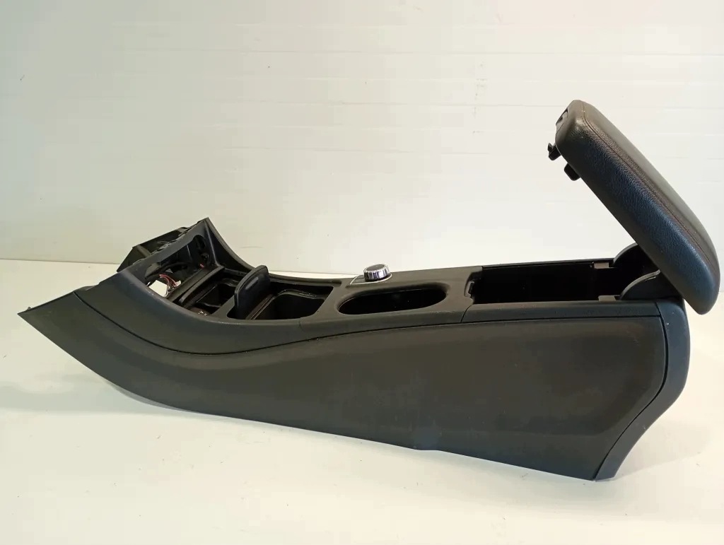 Bracciolo Mercedes CLA C117 A1766801810 Usato image 4