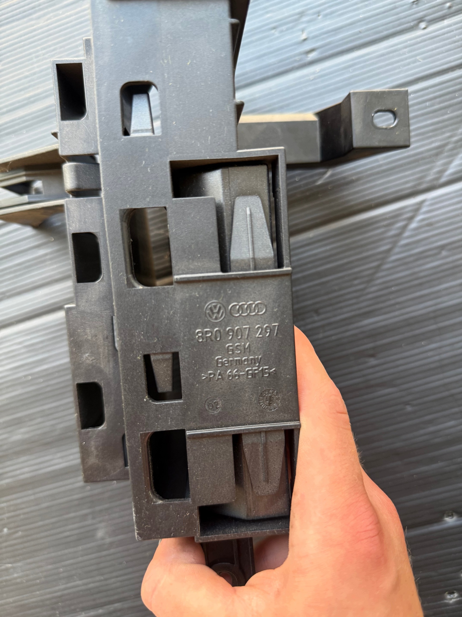 Support de montage Audi Q5 pour modules de commande OE 8R0907297A image 4