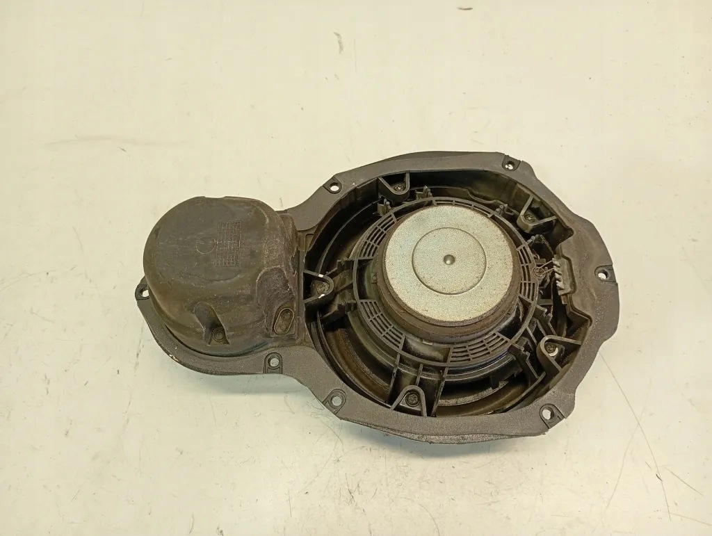 VW Passat B6 etuoven kaiutin vasen