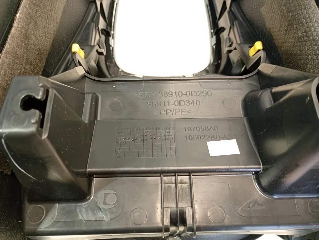 Reposabrazos Toyota Yaris 2016 589100D290 image 6