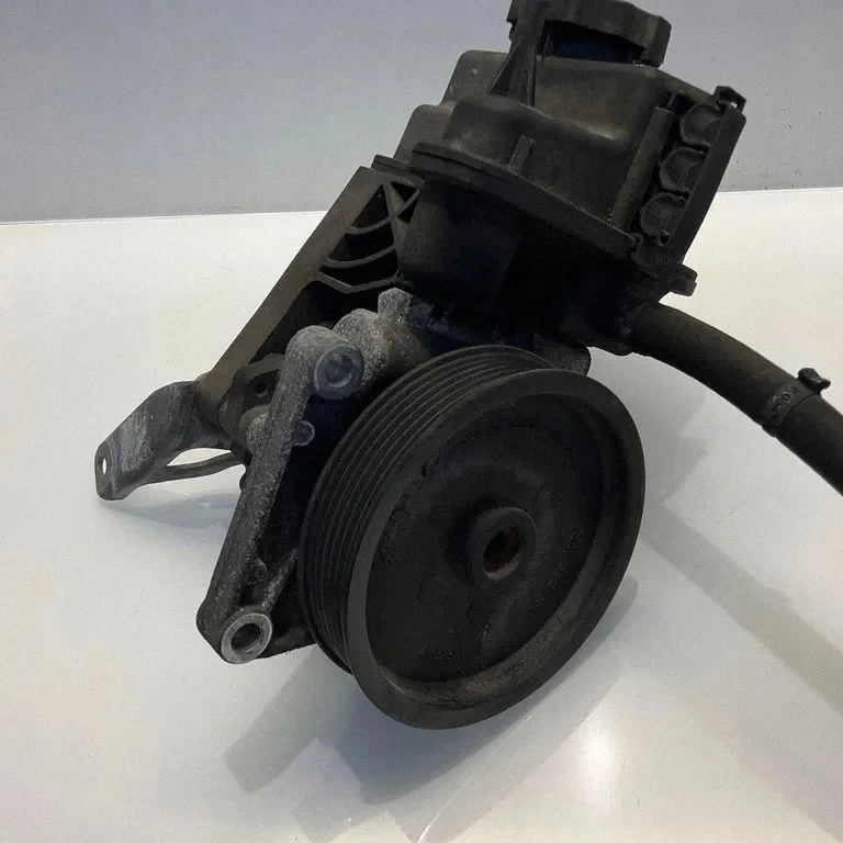 Ohjaustehostimen pumppu Mercedes-Benz 0064664701