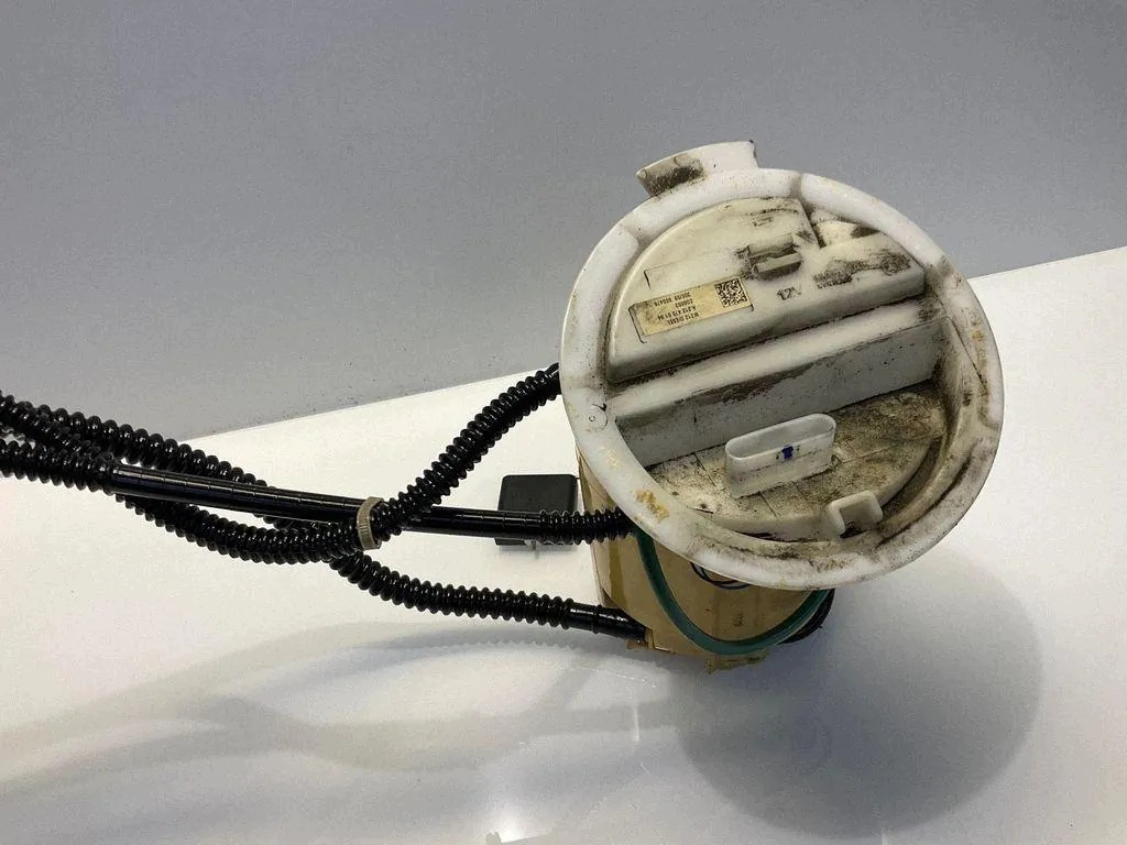 Bomba de combustible Mercedes E W212 8210006000 image 6