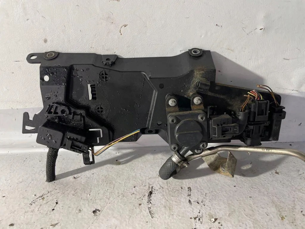 BMW 3 (E90) Engine Compartment Parts 6440410 Used image 2