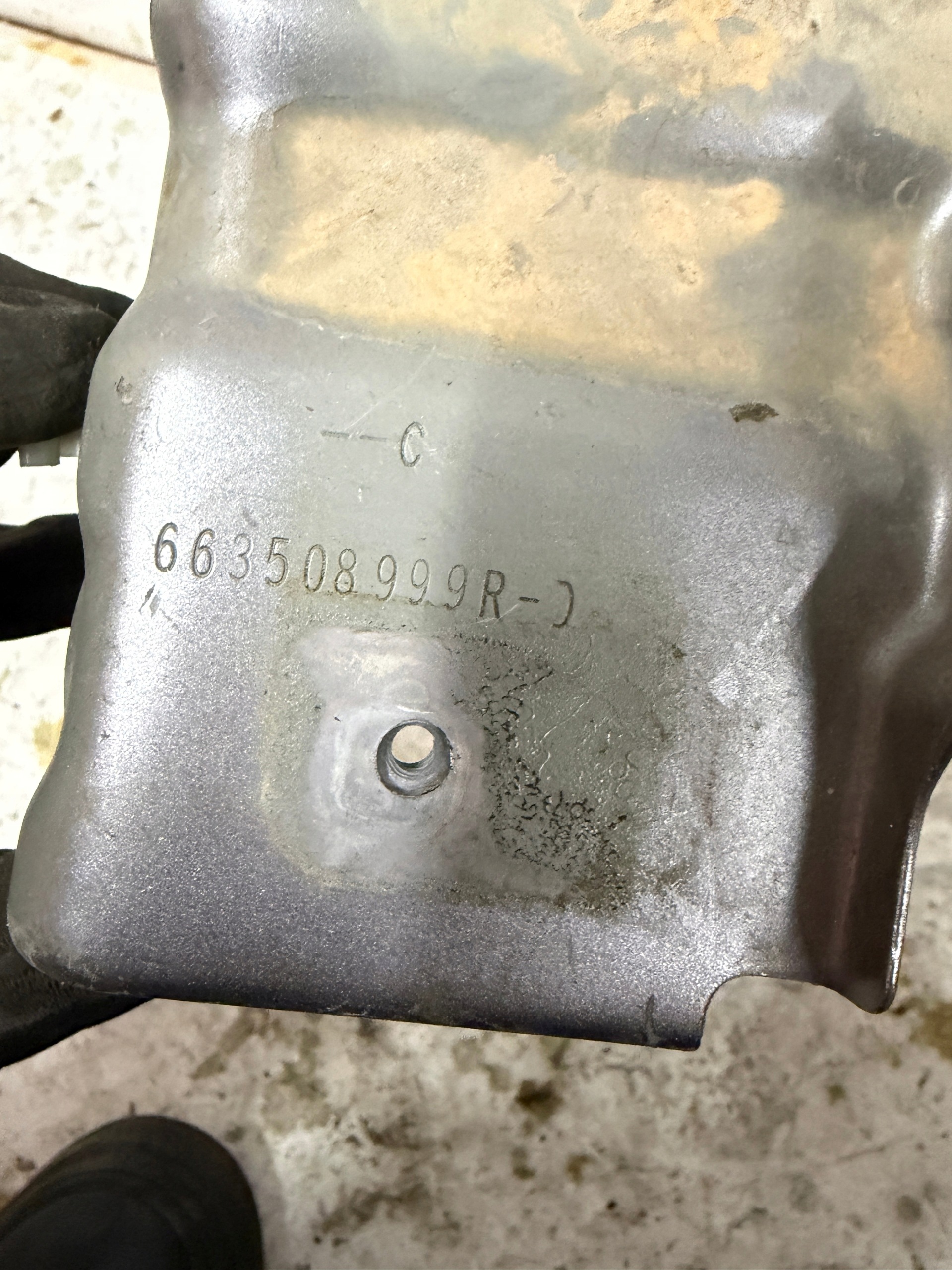 Soporte Guardabarros Renault Captur II Derecho OEM
