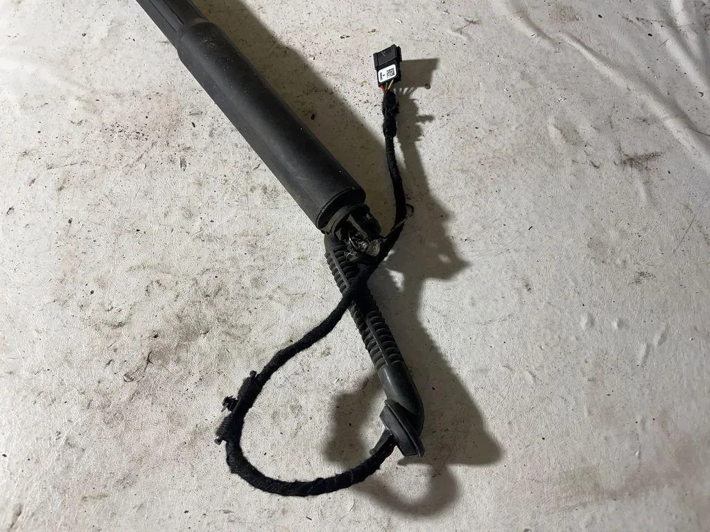 Actuador de tapa maletero BMW 3 F30 F80 25102012 image 3
