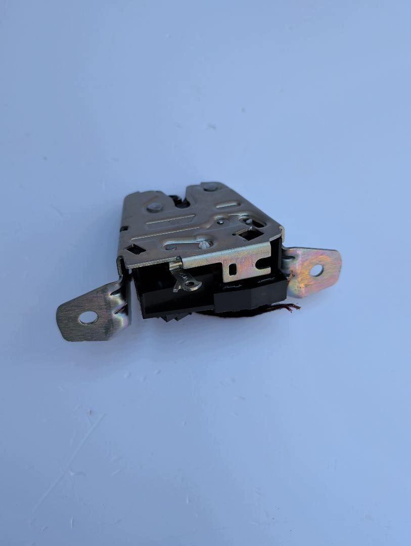 Serrure hayon Porsche Panamera 971 OEM 971827447A