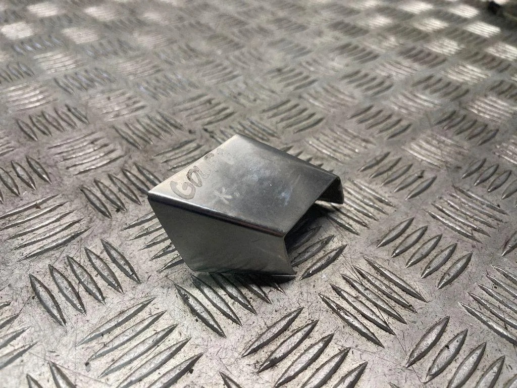 Etuklaksoneen kansi VW Golf VI 1K9860147C