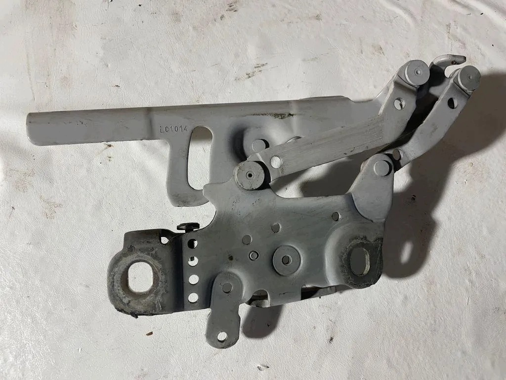 BMW 3 (F30, F80) konepellin saranan vasen