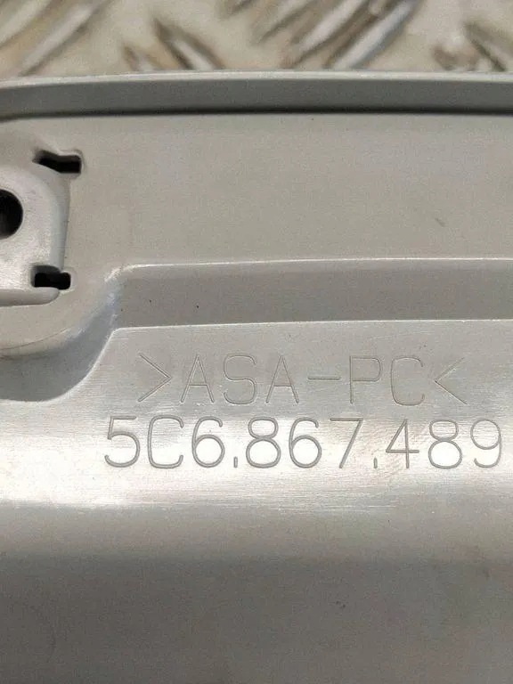 Lampada soffitto VW Audi Seat Skoda 5C6867489 usata image 4