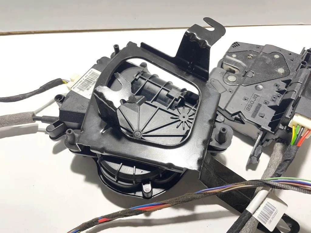 BMW 3 (F30, F80) takaluukun sulkijamekanismi C08173101