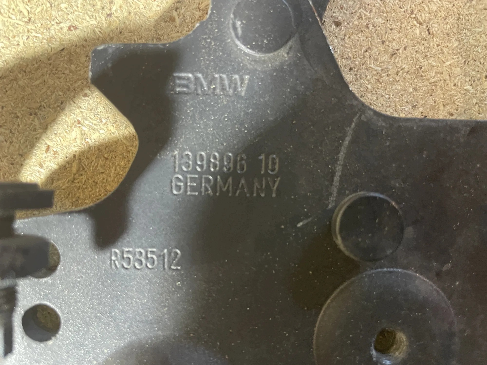 BMW 3 (F30, F80) konepellin saranatappi 13989610