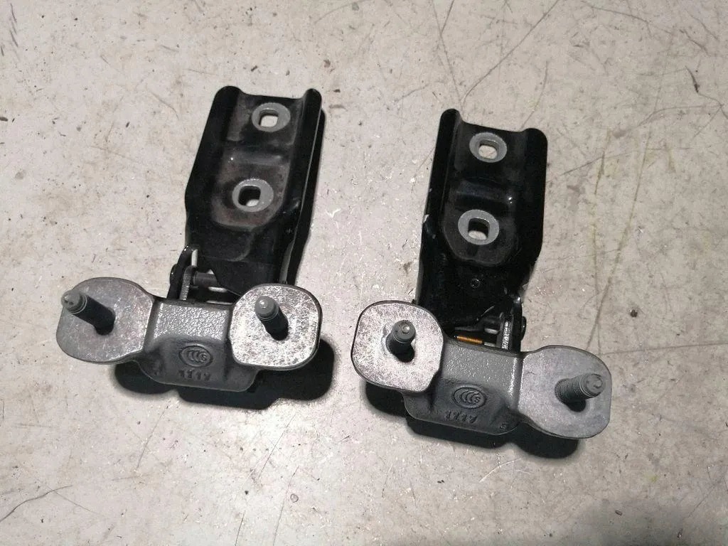 BMW F48 Left Tailgate Hinge Black Sapphire 7350831 image 2