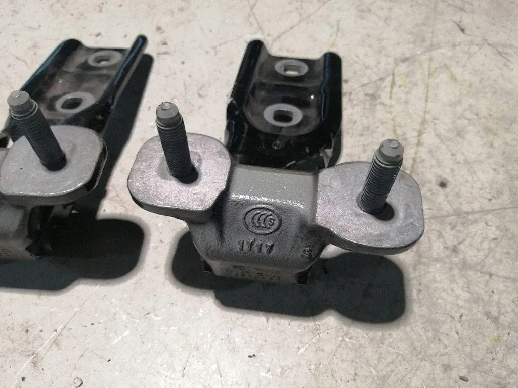 BMW F48 Left Tailgate Hinge Black Sapphire 7350831 image 3