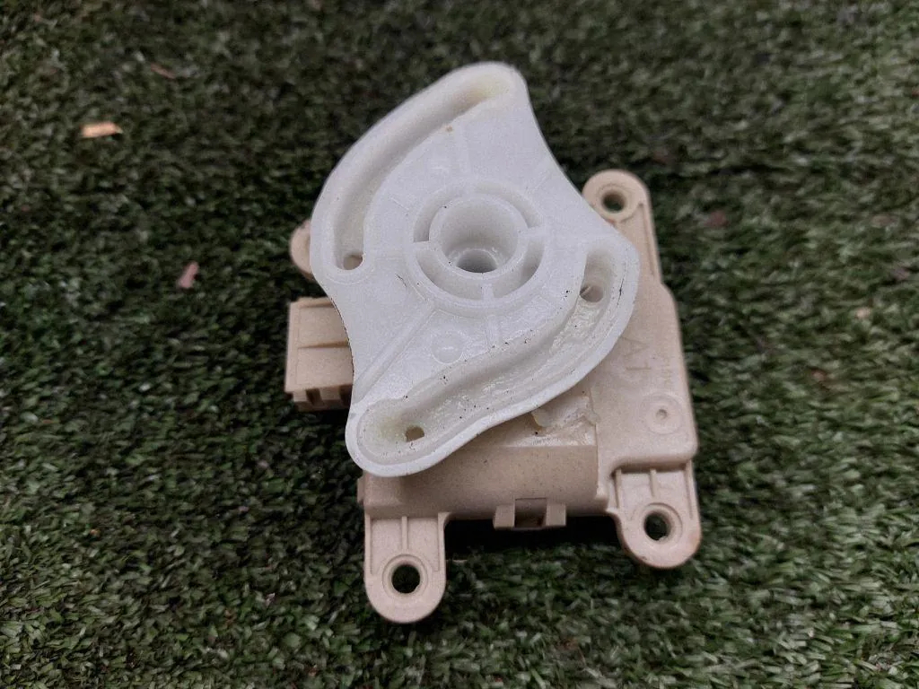 Motor de aletas colector KIA 2M12 2023 image 2