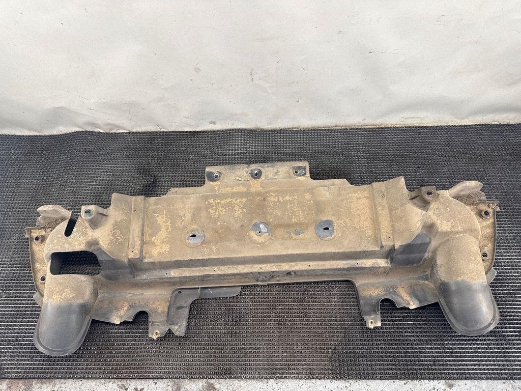 Keskimmäinen alustan suojus Land Rover Discovery Sport L550
