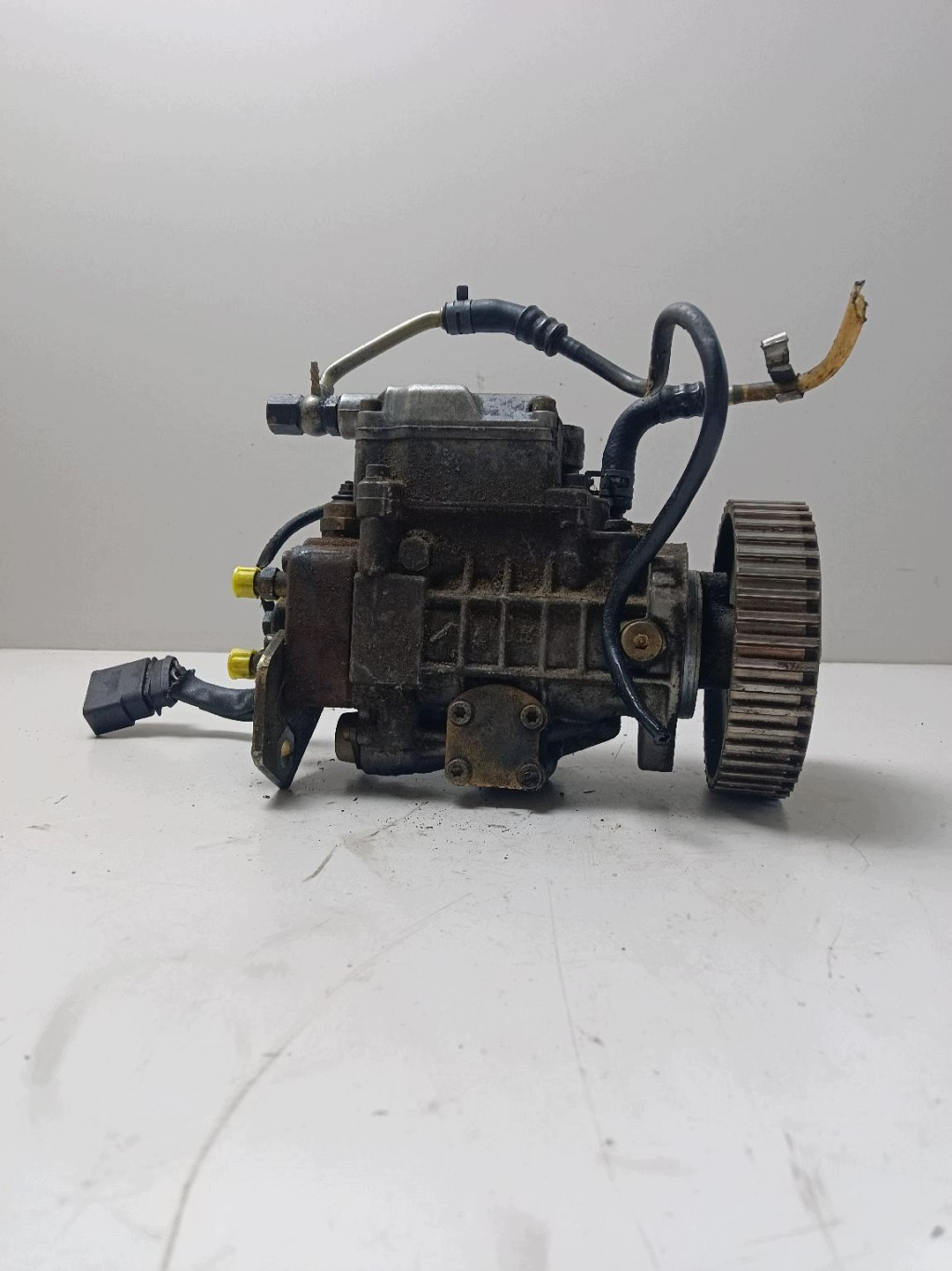 Bomba inyectora VW Golf IV 038130107D image 3