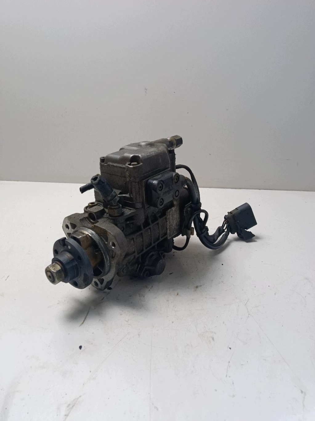 VW Golf IV Einspritzpumpe 038130107D image 2
