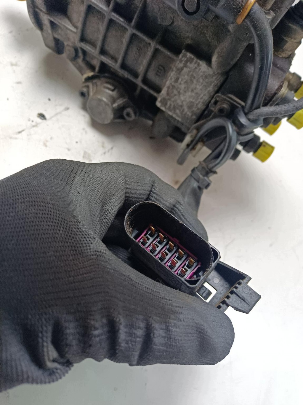 VW Golf IV Einspritzpumpe 038130107D image 6