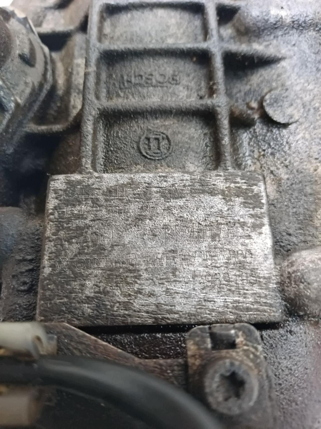 VW Golf IV Einspritzpumpe 038130107D image 7