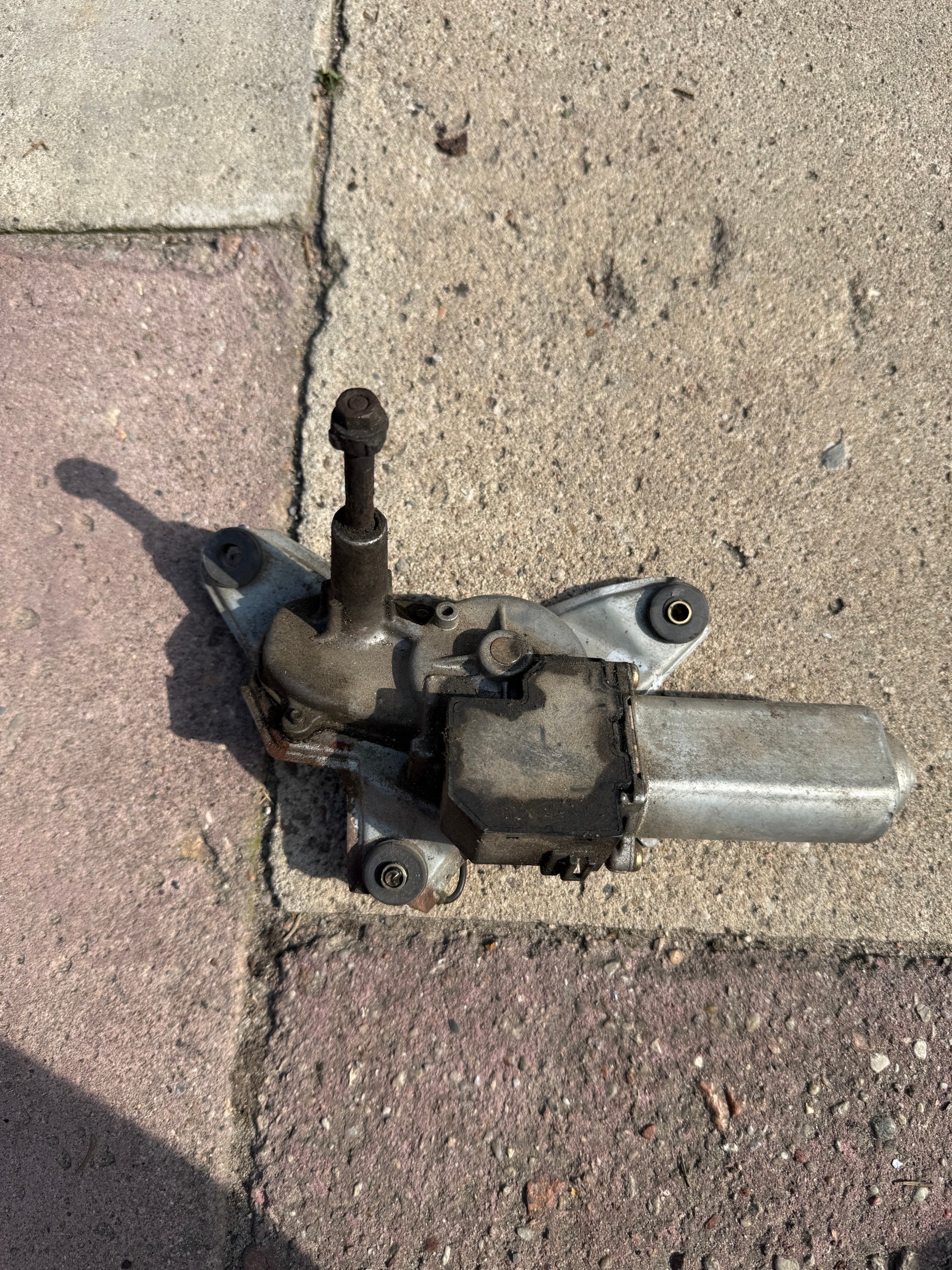 Toyota Previa Pyyhinmoottori 85020-28010 image 2